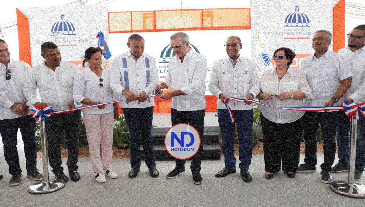 Presidente inaugura carretera y campo de fútbol en región Este
