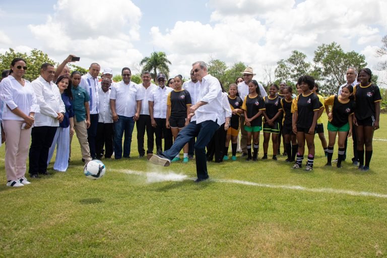 ABINADER EN EL SEIBO Presidente inaugura carretera y campo de fútbol en región Este