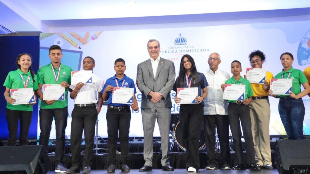 Abinader asegura Próximos cuatro años serán para educación de calidad 3 ABINADER Y ALUMNOS 2 Abinader asegura Próximos cuatro años serán para educación de calidad