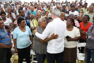 ABINADER Y TITULOS El Presidente entregará títulos de propiedad 8 mil familias en barrio