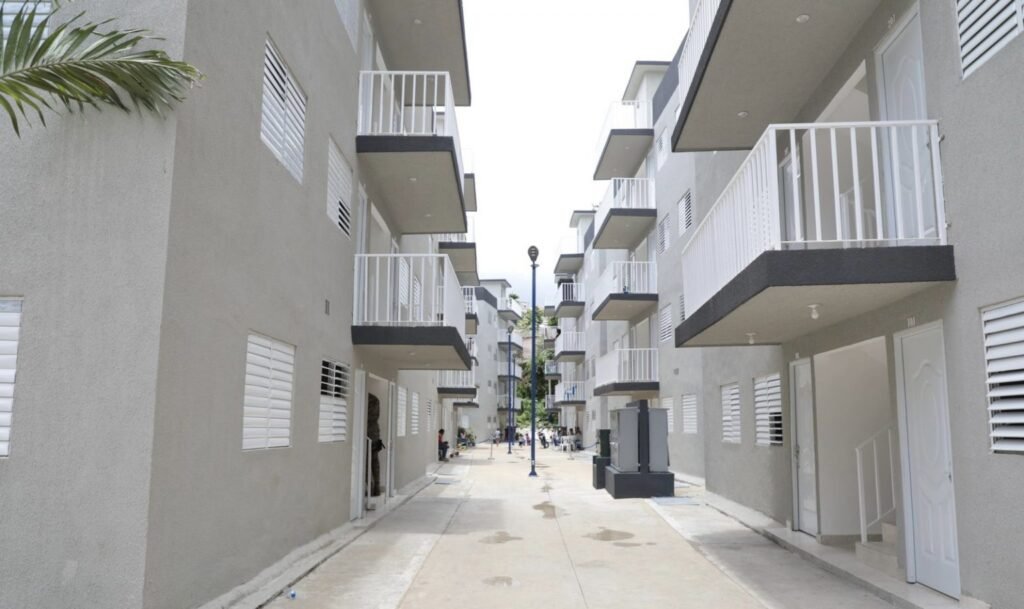 APARTAMENTOS LA ZURZA Presidente inaugura escuelas y apartamentos en provincia SD