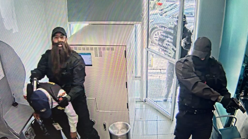 No han especificado cantidad de dinero sustraída de sucursal BPD 5 ATRACO POPULAR 1 No han especificado cantidad de dinero sustraída de sucursal BPD