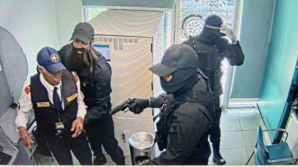 No han especificado cantidad de dinero sustraída de sucursal BPD 4 ATRACO POPULAR 2 1 No han especificado cantidad de dinero sustraída de sucursal BPD