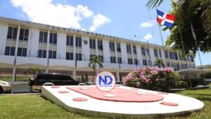 Ayuntamiento de Santiago exige retirar vallas con publicidad política