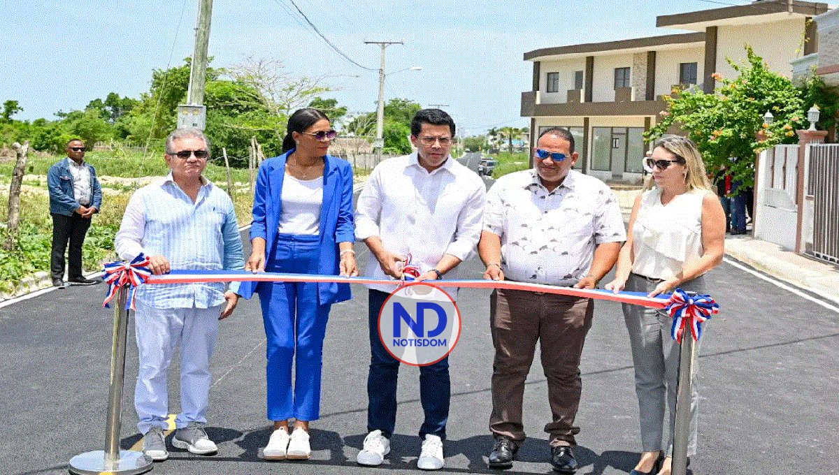Turismo entrega calles asfaltadas con reparaciones de aceras y contenes en Bayahíbe