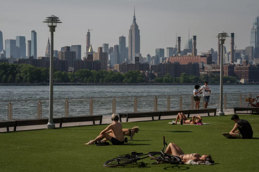 EU 17 Una ola de calor abrazador azota el centro de EU más 90 millones personas