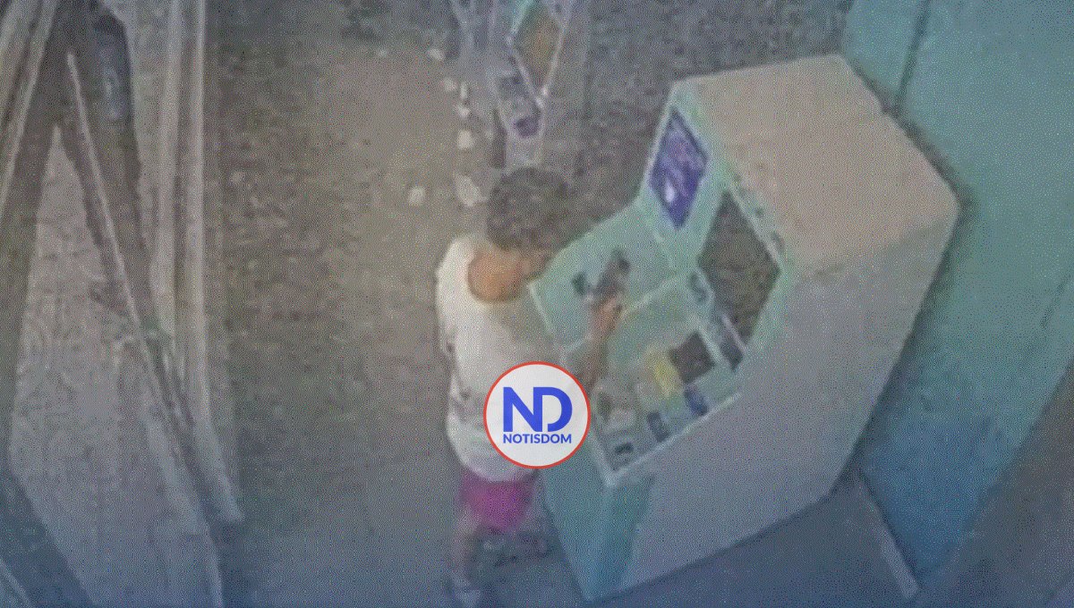 Momento que Alberto Ezequiel Estrella Arias realizó depósito de pago del vehículo usado en robo