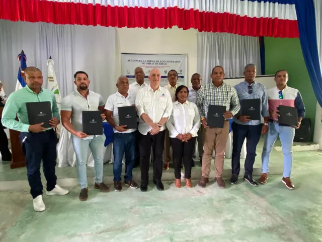 Frank Herasme y Pavel Isa Contreras Indesur realiza acto de firma de contratos de obras de riego en Independencia
