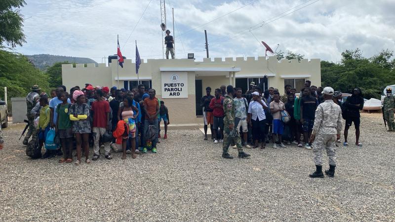 HAITIANOS 180 Autoridades dominicanas detienen un viaje en yola de 97 haitianos en Montecristi