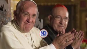 El papa visita un edificio de la periferia de Roma y se reúne con los vecinos en el patio