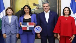 Abinader recibe a Thais Herrera en el Palacio Nacional, primera mujer dominicana en escalar la cima del Monte Everest