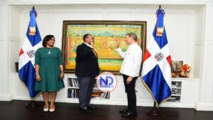 Canciller Roberto Álvarez juramenta al nuevo director general de Pasaportes