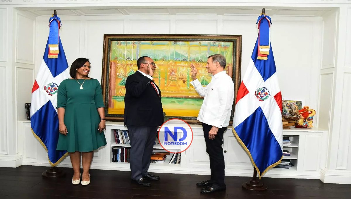 Canciller Roberto Álvarez juramenta al nuevo director general de Pasaportes