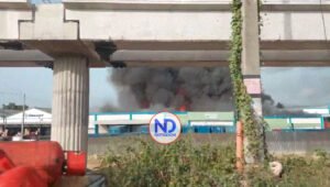 Más de cuatro millones de libras de hilo se incendiaron en fuego en la autopista Duarte