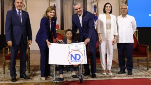 Abinader premia la excelencia magisterial de cinco docentes