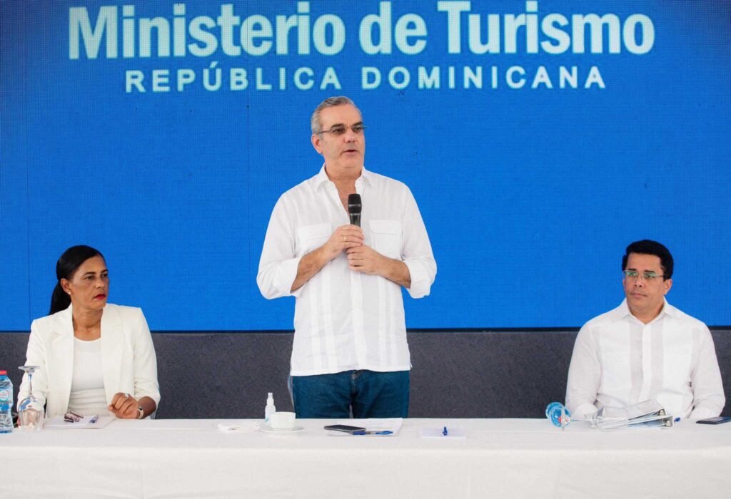 ABINADER EN PUNTA CANA El gobierno reconstruye la carretera Domingo Maíz en Punta Cana