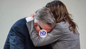 Alec Baldwin sale libre de la corte de Santa Fe tras la desestimación del caso ‘Rust’