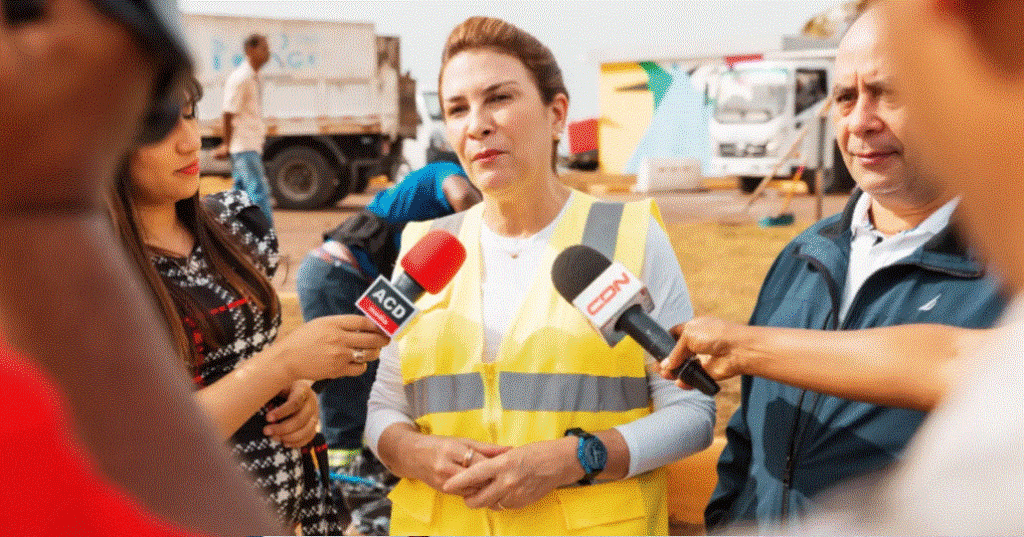 CAROLINA MEJIA 38 Alcaldesa dice trabajan para dejar limpio malecón de Santo Domingo