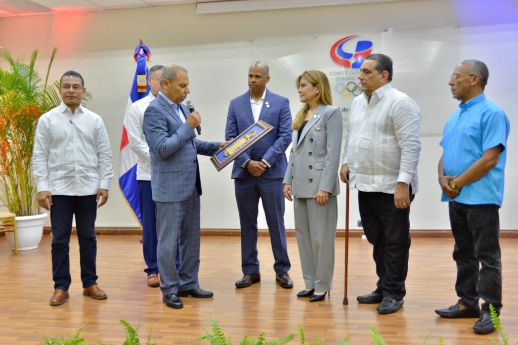 CAROLINA RECIBE RECONOCIMIENTO Jefatura de Misión de París, Miderec y el COD reconocen a cuatro figuras