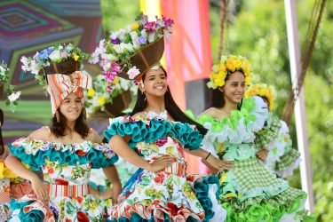 El Presidente inaugura obras de energía benefician 55 mil familias 4 Festival de Las Flores El Presidente inaugura obras de energía benefician 55 mil familias