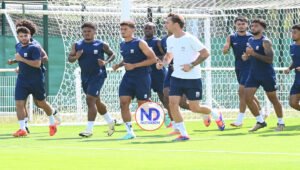Jefe de Misión Dominicana en París asiste a entrenamiento del equipo de fútbol
