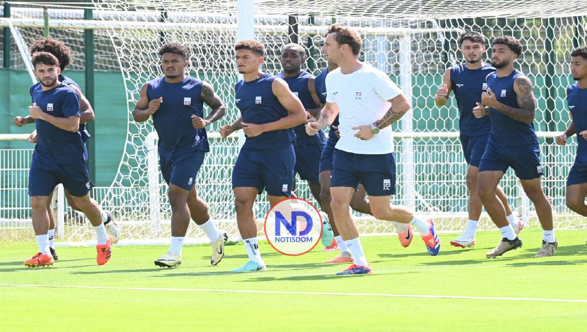 Jefe de Misión Dominicana en París asiste a entrenamiento del equipo de fútbol 2 Jefe de Misión Dominicana en París asiste a entrenamiento del equipo de fútbol