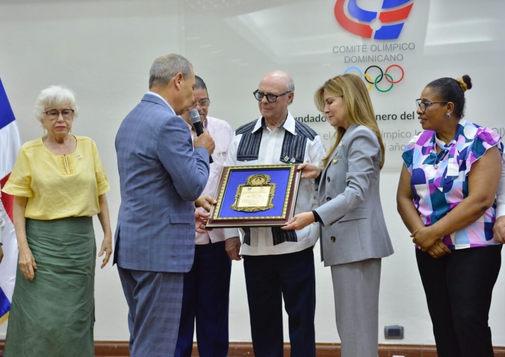 HIPOLITO RECIBE RECONOCIMIENTO Jefatura de Misión de París, Miderec y el COD reconocen a cuatro figuras