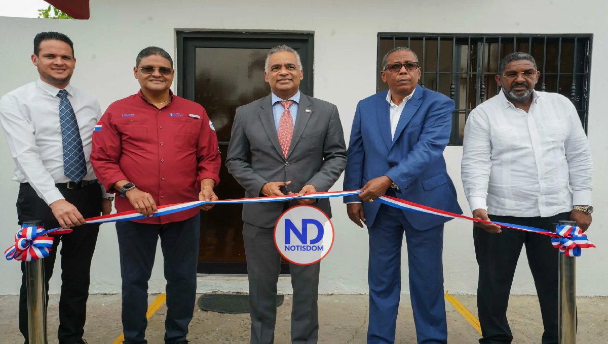 Gobierno entrega flotilla de camionetas a Emergencias Extrahospitalarias 2 Gobierno entrega flotilla de camionetas a Emergencias Extrahospitalarias