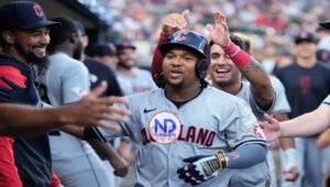 Par de jonrones de Ramírez ayudan a los líderes Guardianes a vencer a Tigres