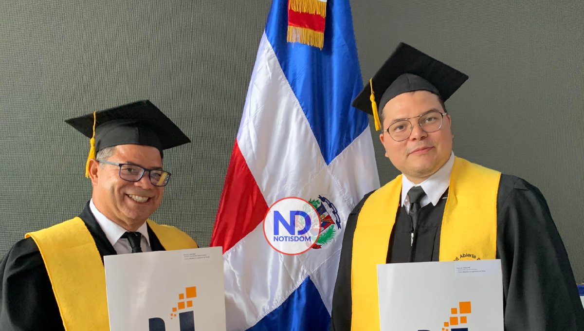 Un padre hace realidad su sueño al graduarse con su hijo de la misma maestría en Nagua