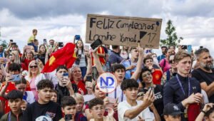 Con «cumpleaños feliz» para Lamine Yamal reciben en Berlín a la selección de España
