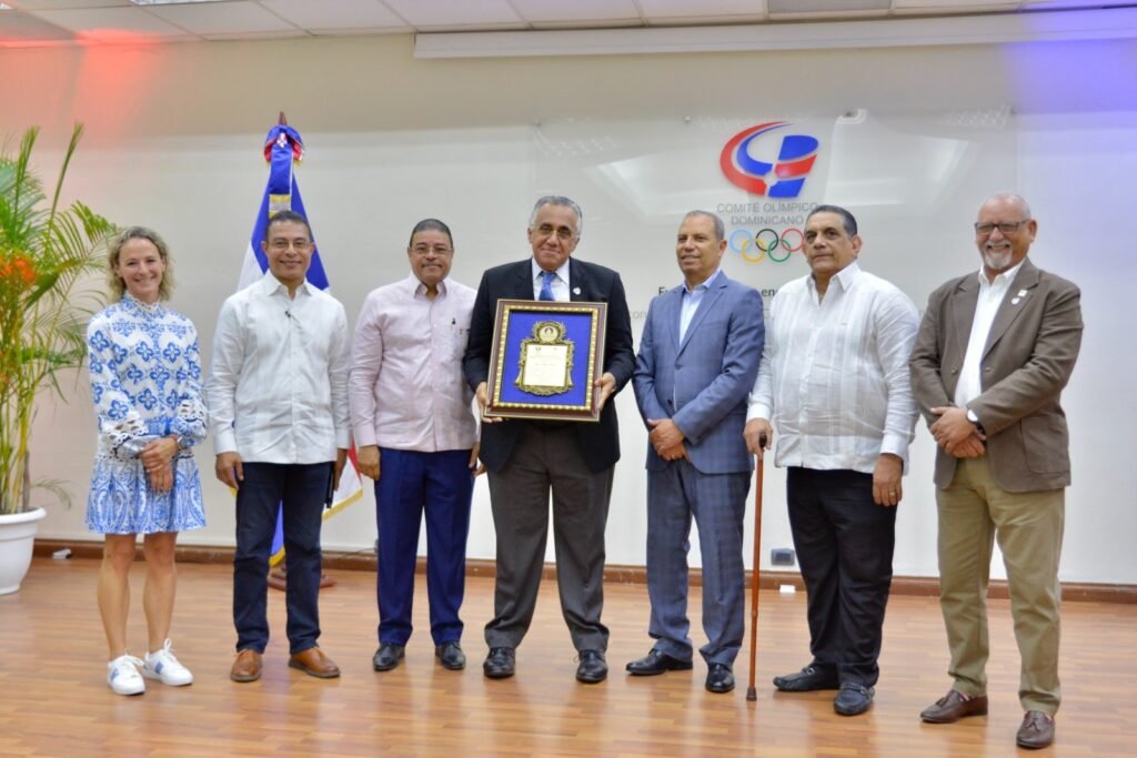 Luisin Mejia Recibe reconocimiento Jefatura de Misión de París, Miderec y el COD reconocen a cuatro figuras