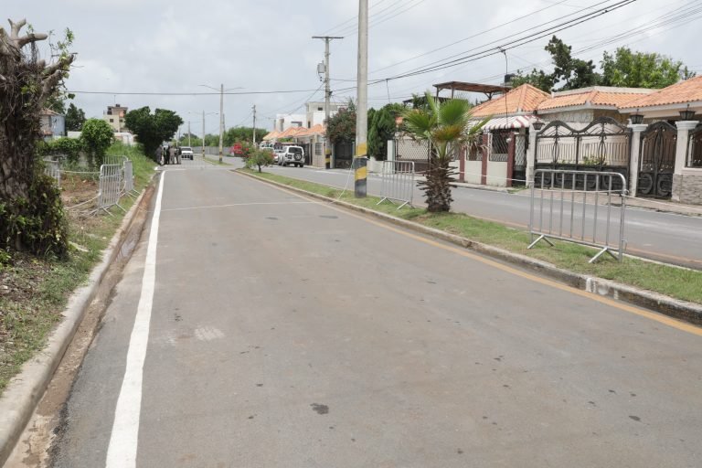 MURO Y PUENTE PEATONAL Presidente inaugura un liceo y otras obras San Pedro Macorís