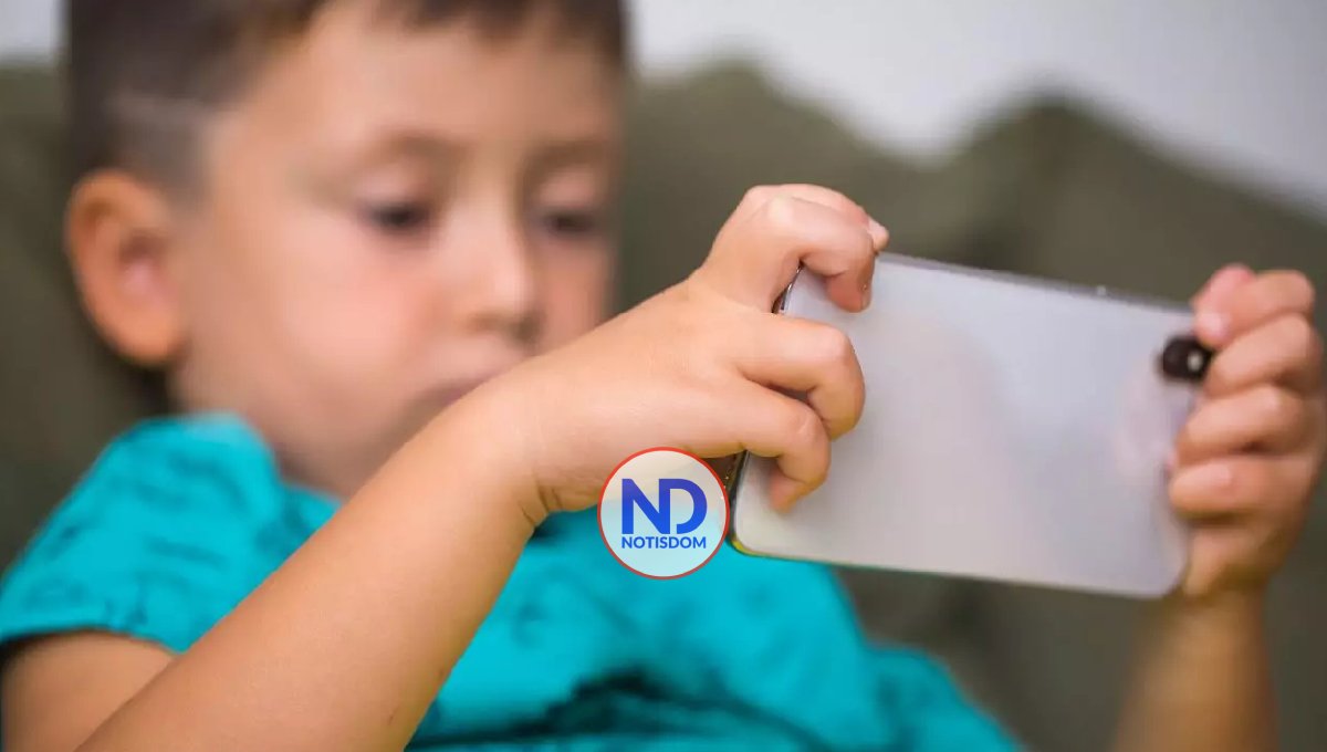 Expertos dicen niños deben tener su primer celular a partir de los 14 años