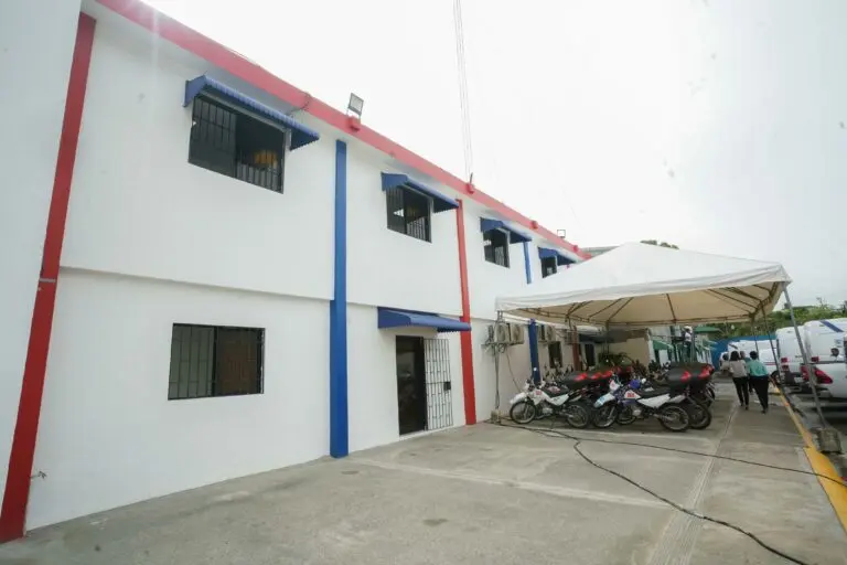 Gobierno entrega flotilla de camionetas a Emergencias Extrahospitalarias 3 edificio que alberga al CRUE Gobierno entrega flotilla de camionetas a Emergencias Extrahospitalarias