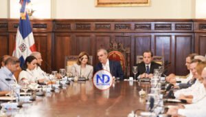 Abinader exige a funcionarios más compromiso y transparencia