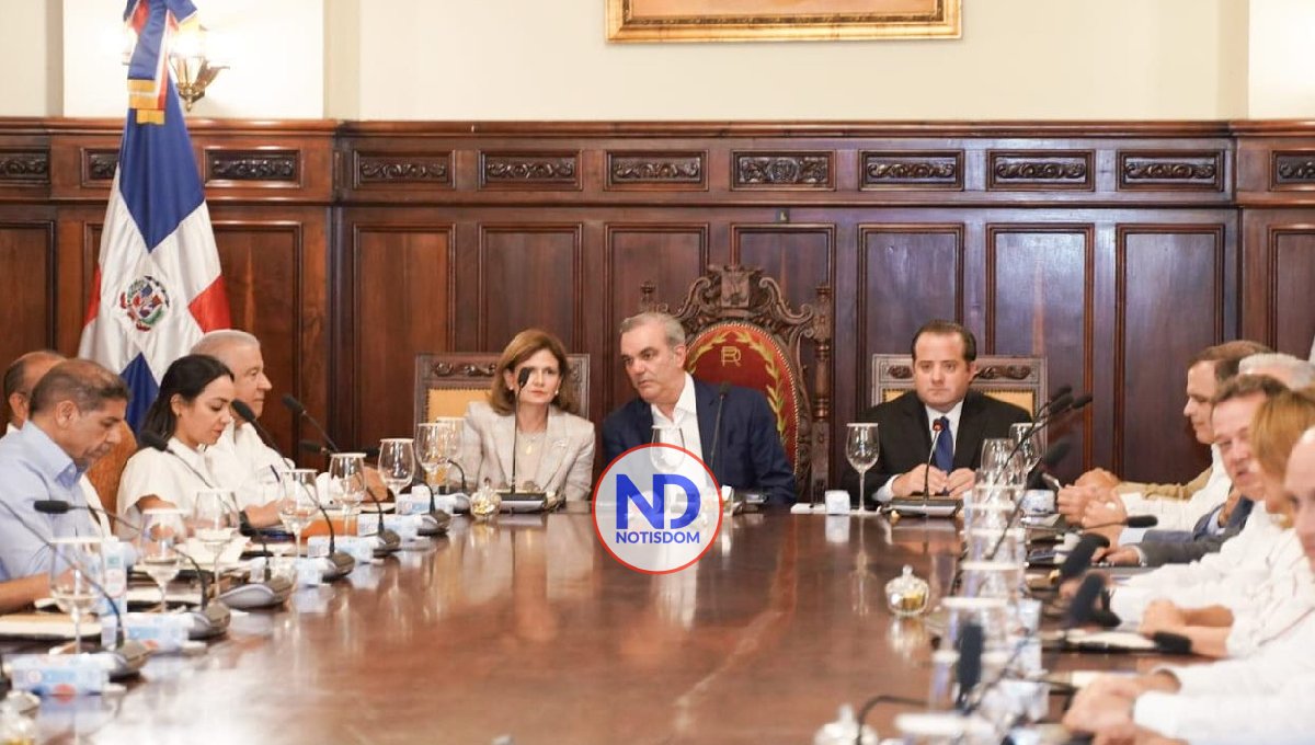 Abinader exige a funcionarios más compromiso y transparencia