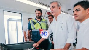 Abinader condujo Monorriel de Santiago con grupo de pasajeros