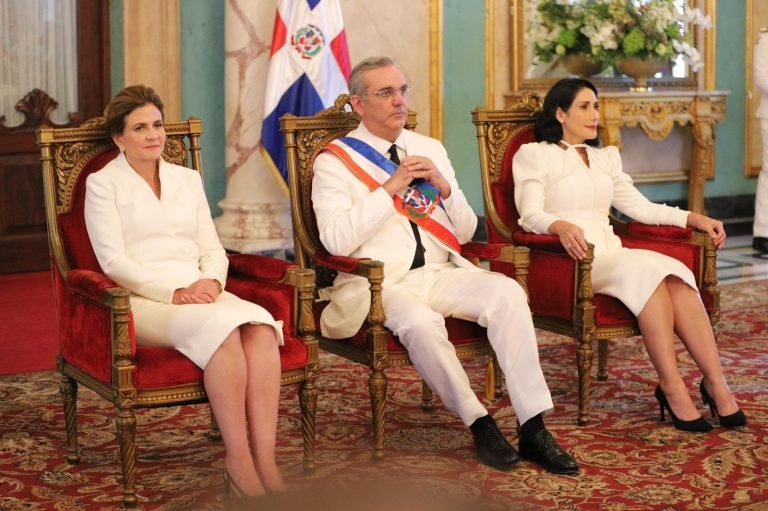 Abinader la Primera Dama y la Vicepresidenta Abinader juramenta gabinete de ministros de su segundo mandato