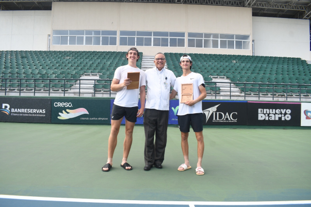Alexis Alcantara tesorero de Fedotenis premia a los campeones de dobles Roman Sancilio y Adrian Treacy Sivertsen y Osher, los campeones Copa Flamenco Santo Domingo J30