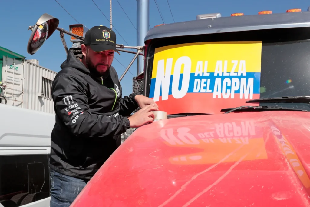 Cientos camioneros protestan en Colombia por alza precio diesel 4 BOGOTA 8 Cientos camioneros protestan en Colombia por alza precio diesel