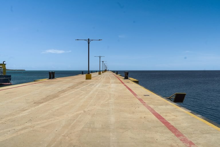 CALLE EN PERAVIA Vicepresidenta inauguró muelles pesqueros Cabo Rojo y Salinas