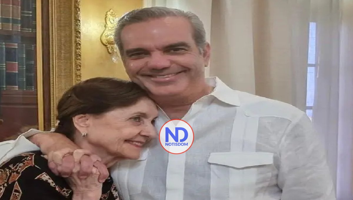 «Que Dios me lo ilumine siempre. Que sea Dios»: Madre de Abinader al llegar a acto de juramentación