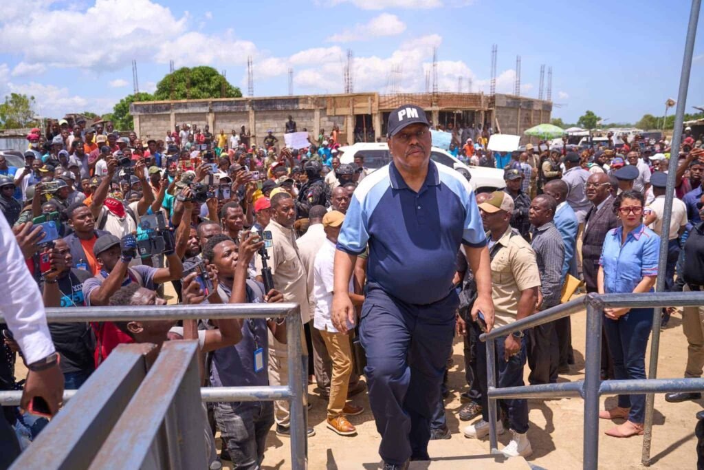Garry Conille 6 Primer ministro de Haití visita canal sobre el río Masacre