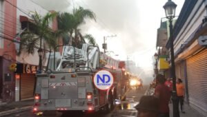 Fuego afecta Mercado Modelo del Centro Histórico de Santiago