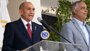 Abinader aumenta hasta un 160% el salario de agentes de la DNCD