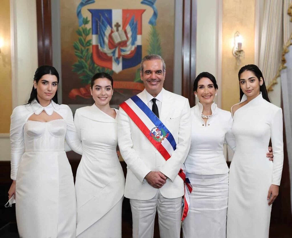 Luis Abinader junto a su familia A días de asumir su segundo mandato, Abinader dedica emotivo mensaje a su familia