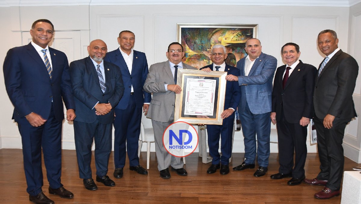 Senadores salientes reconocen a De los Santos por su trayectoria