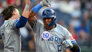 Salvador Pérez pega dos jonrones para sepultar a los Guardianes