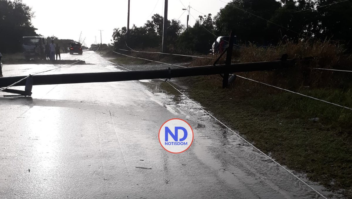 Tornado deja a oscuras zonas de tres provincias del Suroeste